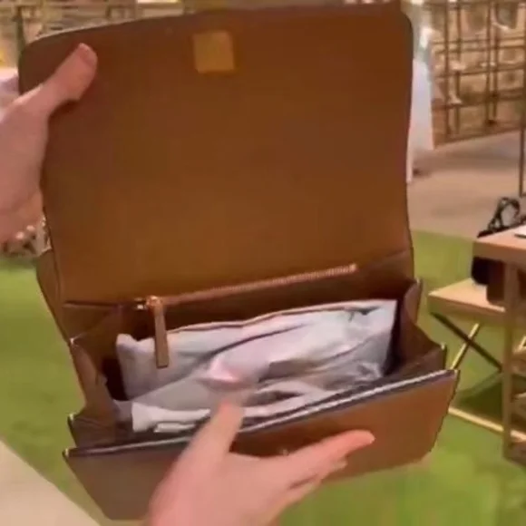 Tory Burch Eleanor Large Tan and Cream Shoulder Bag with Gold Accent - Picture 3 of 4